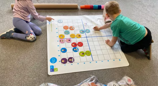 zdjęcie dzieci podczas nauki i zabawy z wykorzystaniem pomocy naukowych - klocków