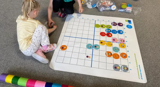 zdjęcie dzieci podczas nauki i zabawy z wykorzystaniem pomocy naukowych 