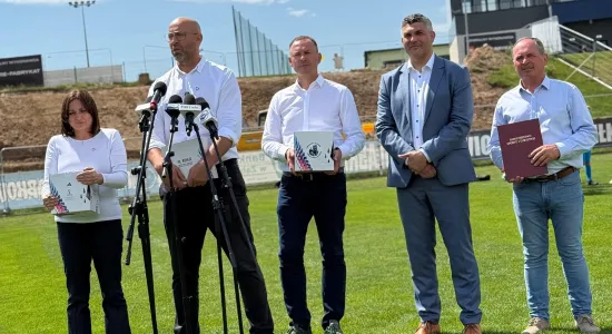 konferencja na Stadionie Miejskim - przekazanie historycznej dotacji na budowę letniego basenu 