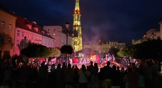 ZĄBKOWICKI RYNEK ROZTAŃCZONY W OGNIU 