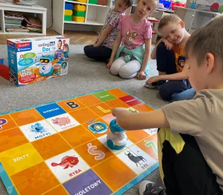 zdjęcie dzieci podczas nauki i zabawy z wykorzystaniem pomocy naukowych - zestawów do nauki kodowania