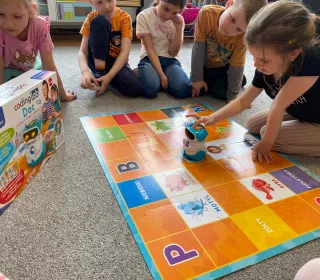 zdjęcie dzieci podczas nauki i zabawy z wykorzystaniem pomocy naukowych