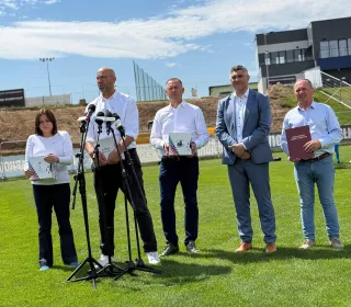 konferencja na Stadionie Miejskim - przekazanie historycznej dotacji na budowę letniego basenu 