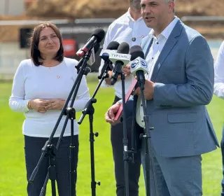konferencja na Stadionie Miejskim - przekazanie historycznej dotacji na budowę letniego basenu 