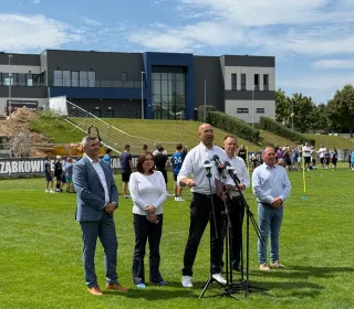 konferencja na Stadionie Miejskim - przekazanie historycznej dotacji na budowę letniego basenu 