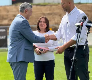konferencja na Stadionie Miejskim - przekazanie historycznej dotacji na budowę letniego basenu 