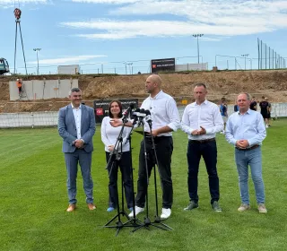 konferencja na Stadionie Miejskim - przekazanie historycznej dotacji na budowę letniego basenu 
