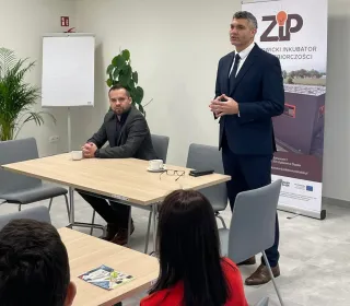 415033489 7216114181782373 6855692293545980066 