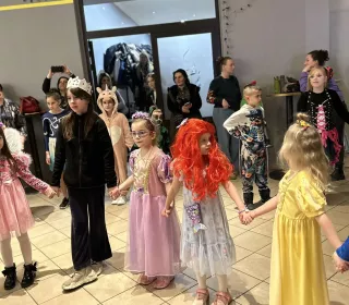 476382094 593449476897851 8240450656576758741 